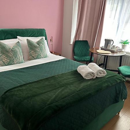 Отель The Lily Pad Near Poole Dorset Self Contained Private Entrance And Free Parking Corfe Mullen Экстерьер фото