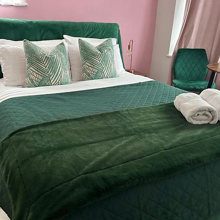 Отель The Lily Pad Near Poole Dorset Self Contained Private Entrance And Free Parking Corfe Mullen Экстерьер фото