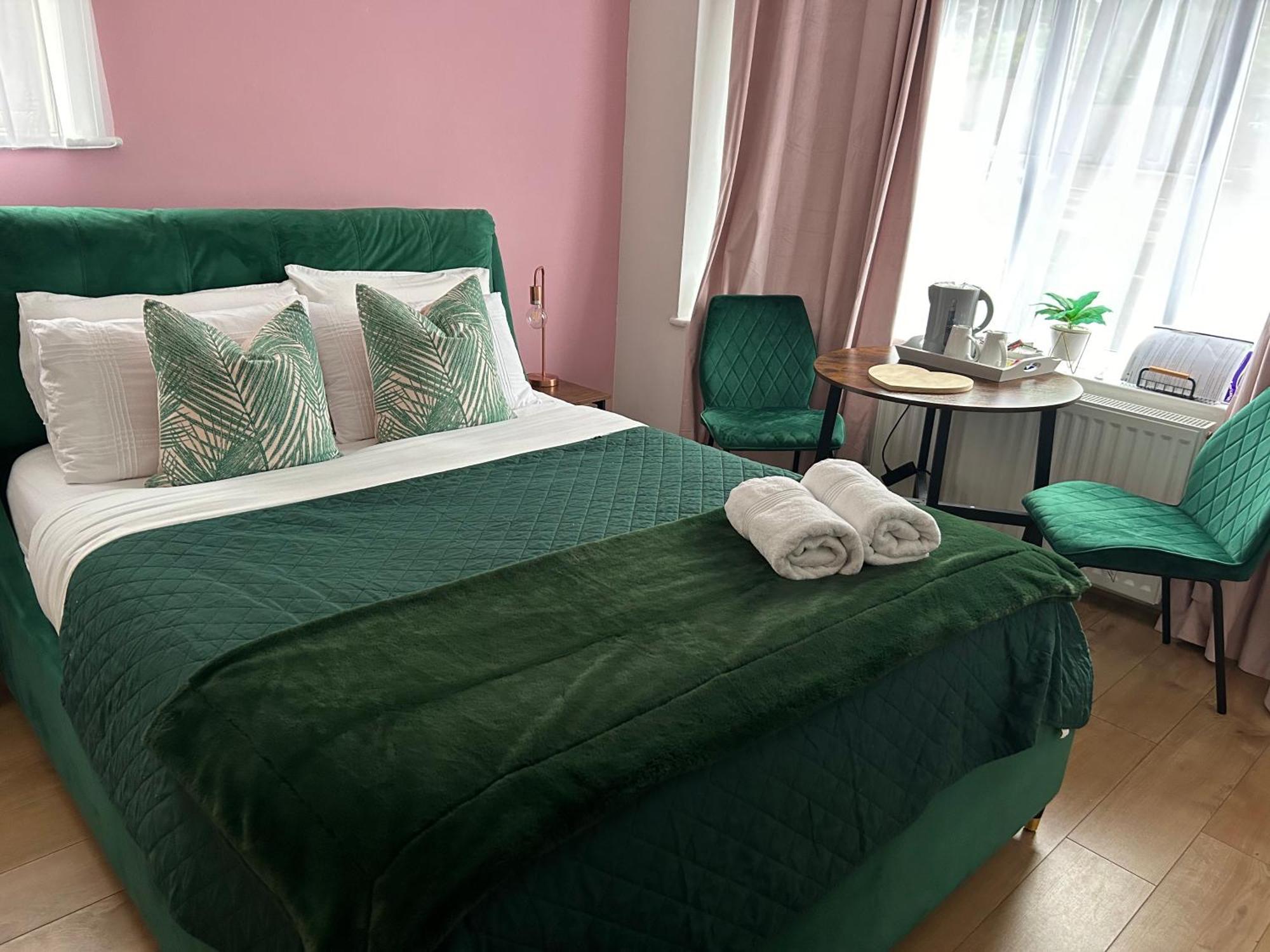 Отель The Lily Pad Near Poole Dorset Self Contained Private Entrance And Free Parking Corfe Mullen Экстерьер фото