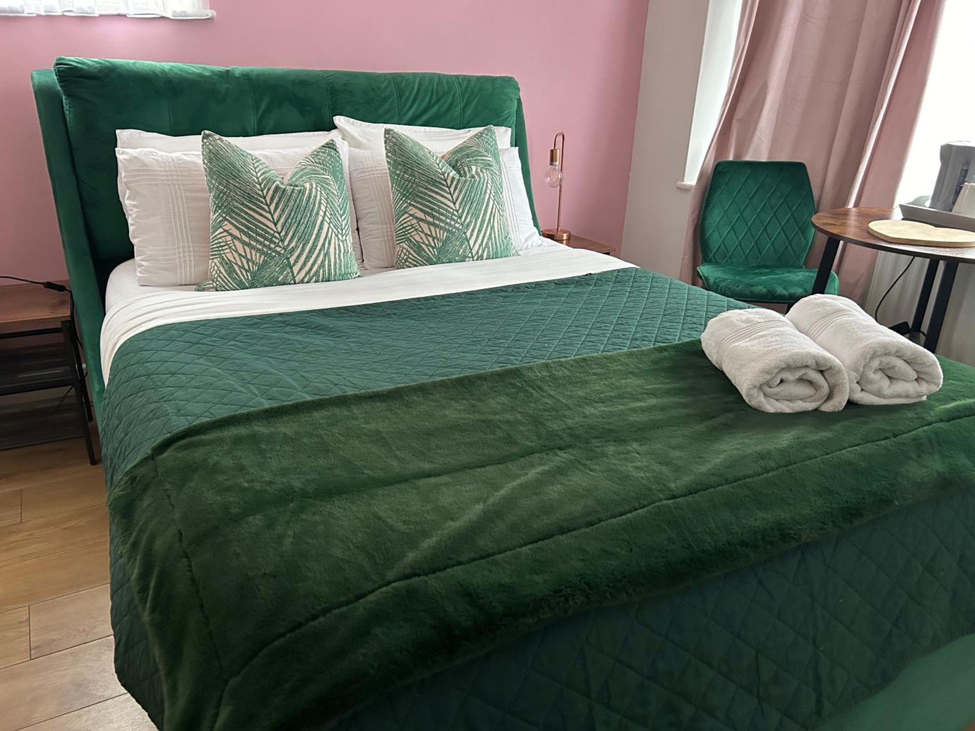 Отель The Lily Pad Near Poole Dorset Self Contained Private Entrance And Free Parking Corfe Mullen Экстерьер фото
